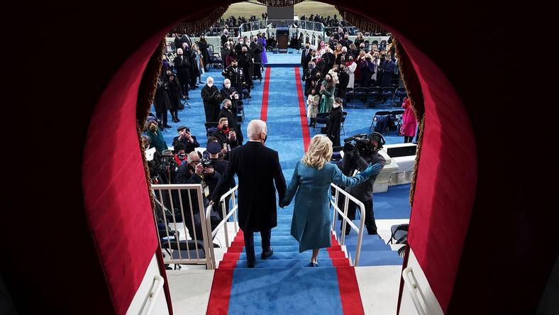 【虎嗅早报】78岁拜登正式宣誓就任美国第46任总统;国家卫健委:持核酸检测阴性证明返乡从1月28日春运开始后实施